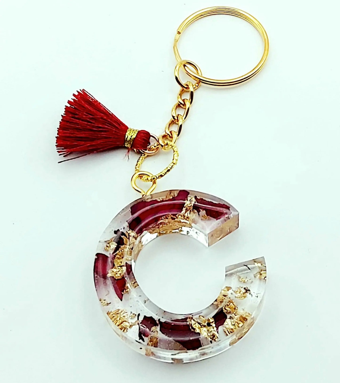 Porte-clés "Lettre C" en résine époxy, pétales de roses et feuille d'or, pompon gland rouge, anneau doré