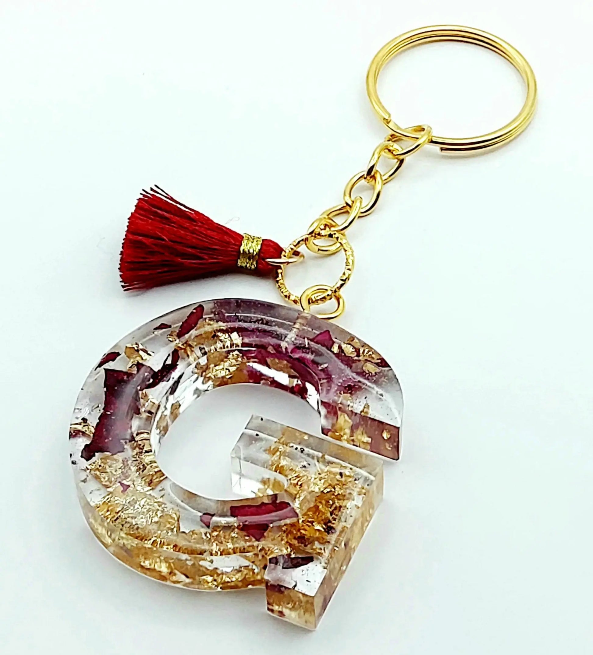 Porte-clés "Lettre G" en résine époxy, pétales de roses et feuille d'or, pompon gland rouge, anneau doré 