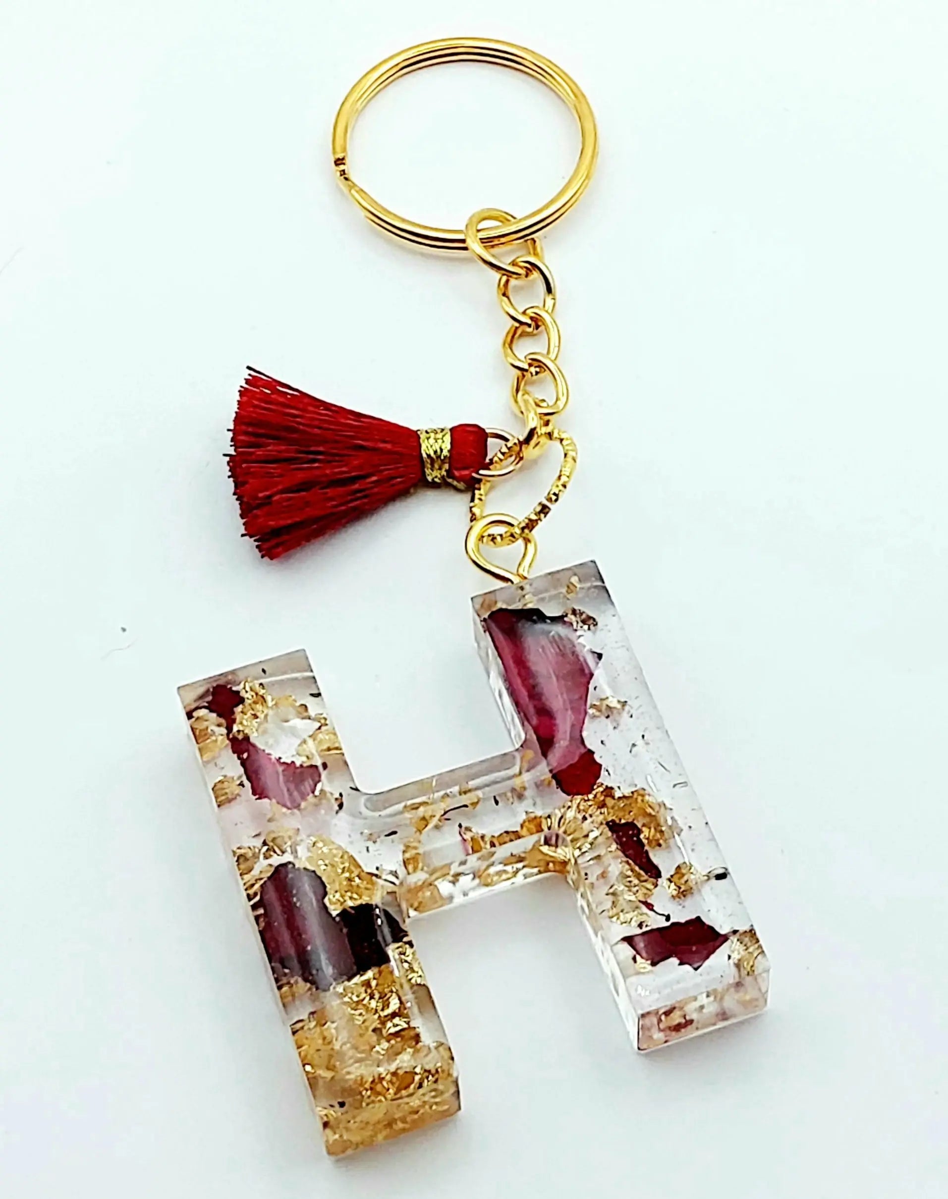 Porte-clés "Lettre H" en résine époxy, pétales de roses et feuille d'or, pompon gland rouge, anneau doré