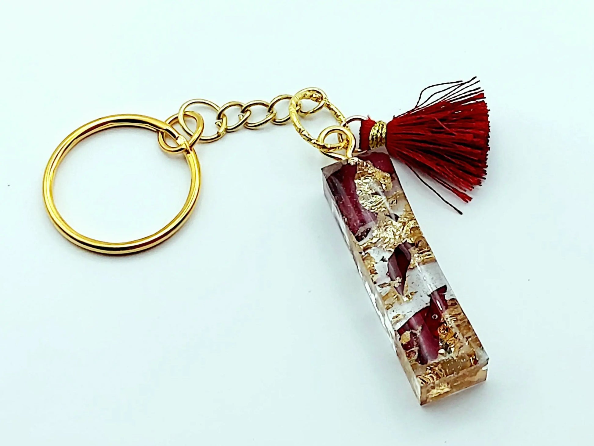 Porte-clés "Lettre I" en résine époxy, pétales de roses et feuille d'or, pompon gland rouge, anneau doré