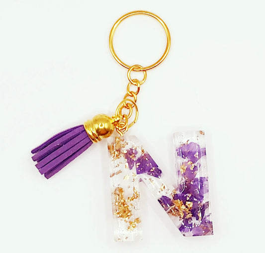 Porte-clés Lettre N, en résine époxy - Fleurs mauves et feuille d'or - PRETTY RESINE