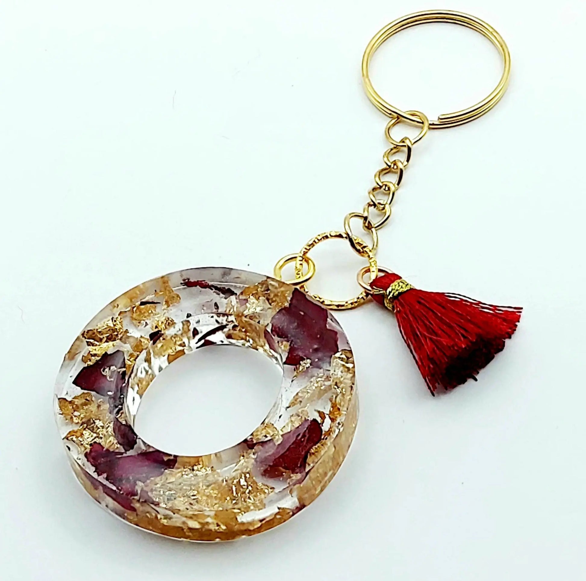 Porte-clés "Lettre O" en résine époxy, pétales de roses et feuille d'or. Pompon gland rouge, anneau doré