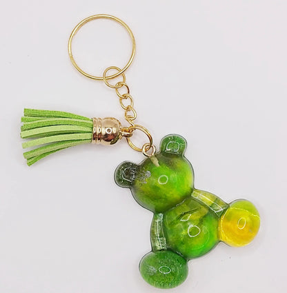 Porte-clés "Ourson assis" en résine époxy, vert, effet pétri. Anneau doré, pompon gland vert clair.