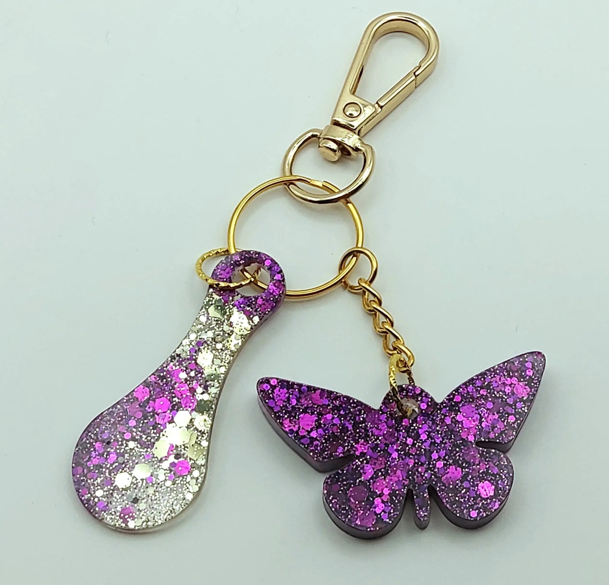 Porte-clés "Papillon et jeton de caddie" en résine époxy, paillettes violettes 