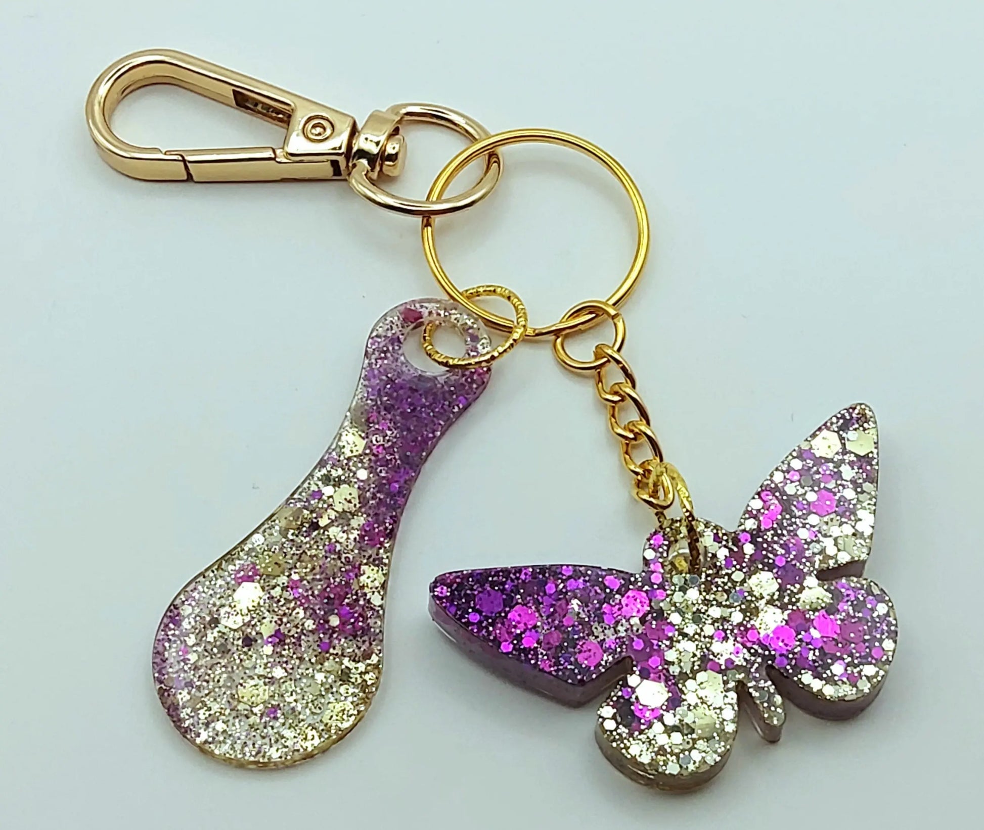 Porte-clés "Papillon et Jeton de caddie" en résine époxy, paillettes violettes et dorées