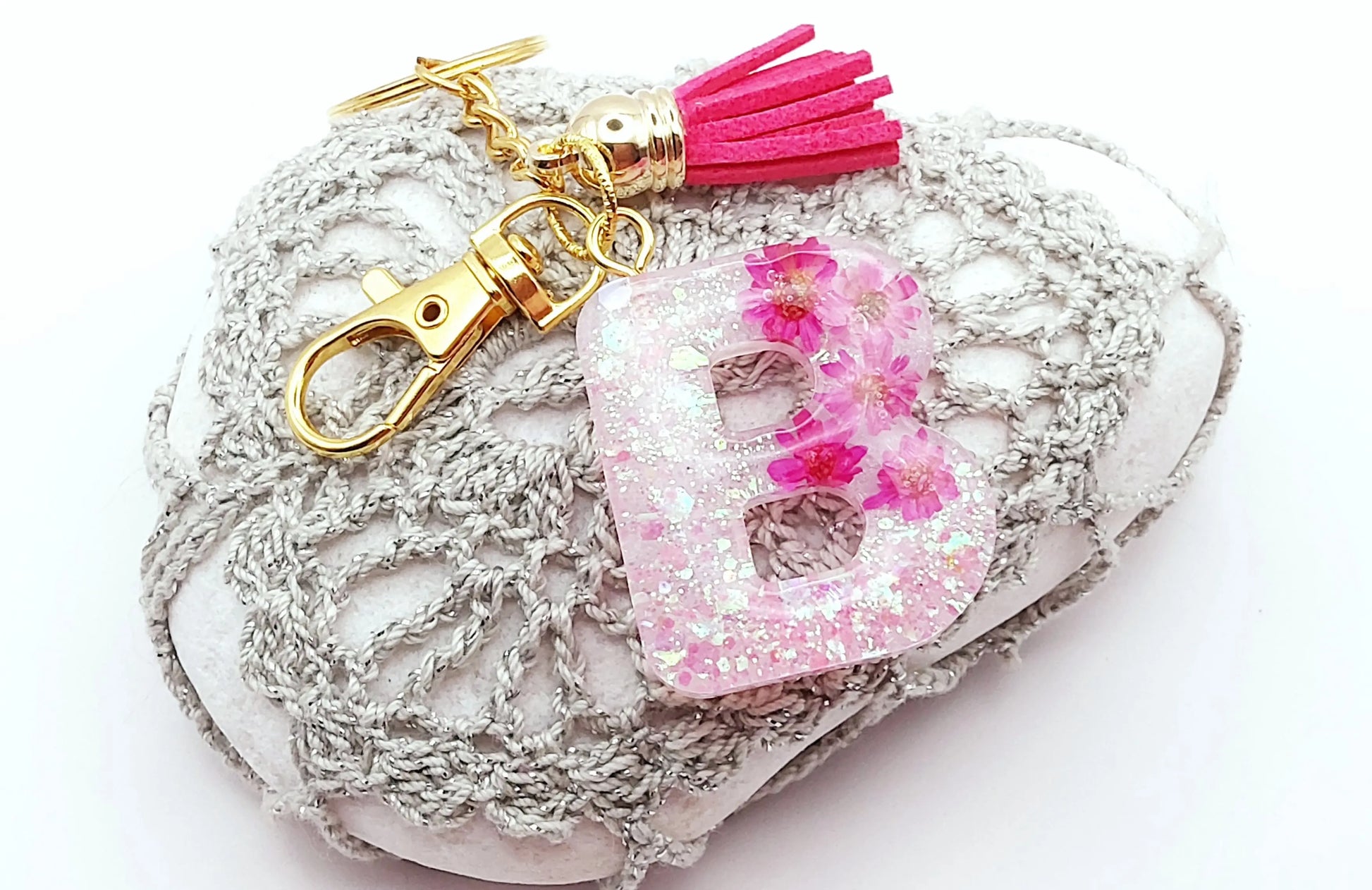 Porte-clés "Petite Lettre B" en résine époxy, Fleurs roses fuchsia et paillettes holographiques blanches