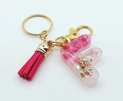 Porte-clés "Petite Lettre F" en résine époxy, fleurs et pompon gland roses fuchsia