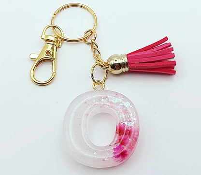 Porte-clés "Petite Lettre O" en résine époxy, fleurs et pompon gland roses fuchsia