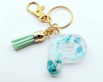 Porte-clés "Petite Lettre P" en résine, fleurs turquoise, pompon gland vert pastel