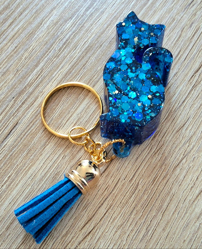 Porte-clés CHAT DEBOUT en résine époxy. Paillettes bleues - PRETTY RESINE