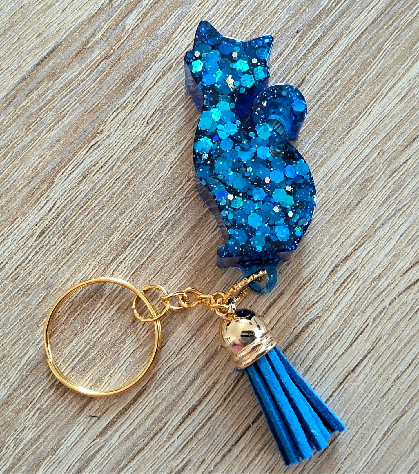 Porte-clés CHAT DEBOUT en résine époxy. Paillettes bleues - PRETTY RESINE