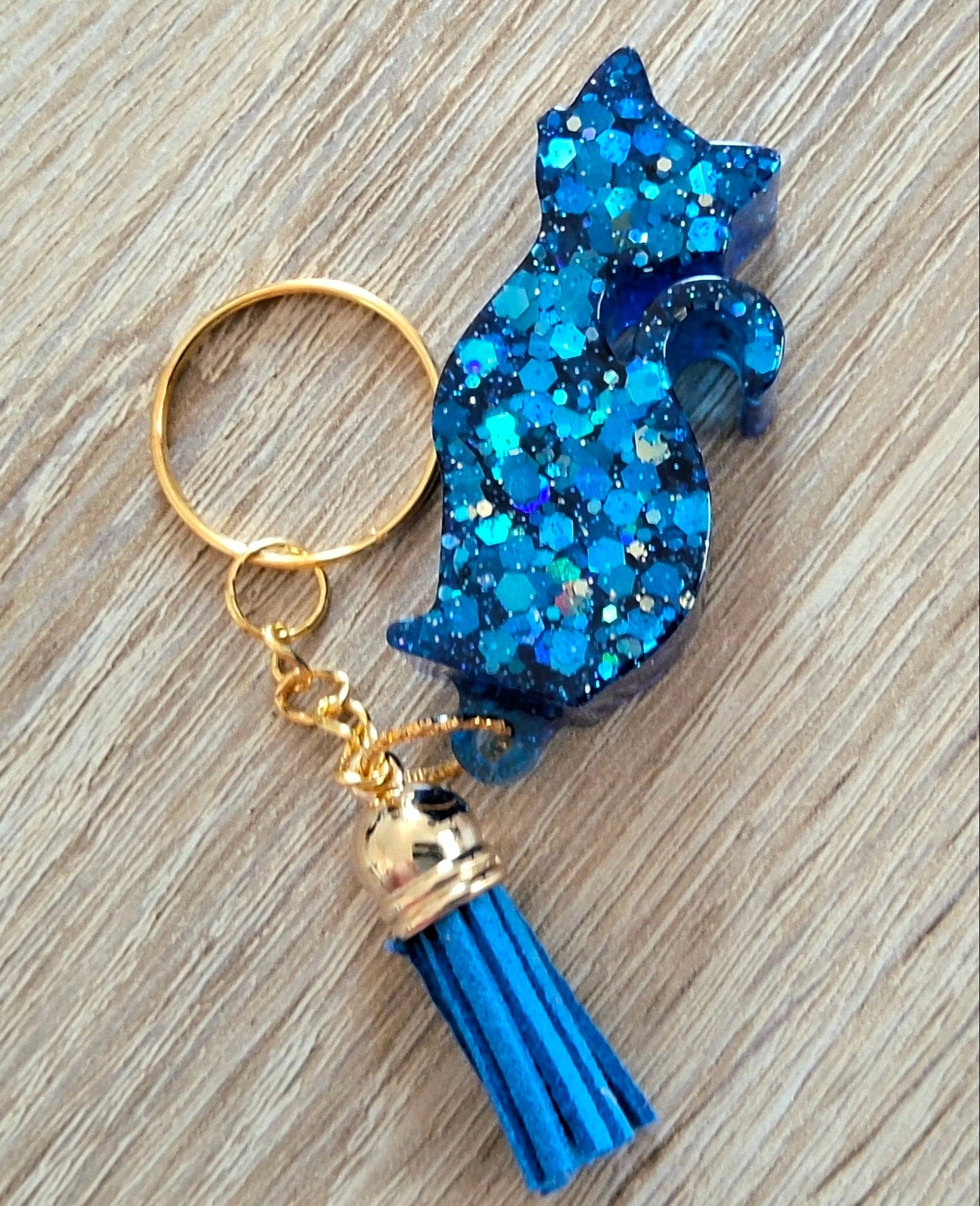 Porte-clés CHAT DEBOUT en résine époxy. Paillettes bleues - PRETTY RESINE