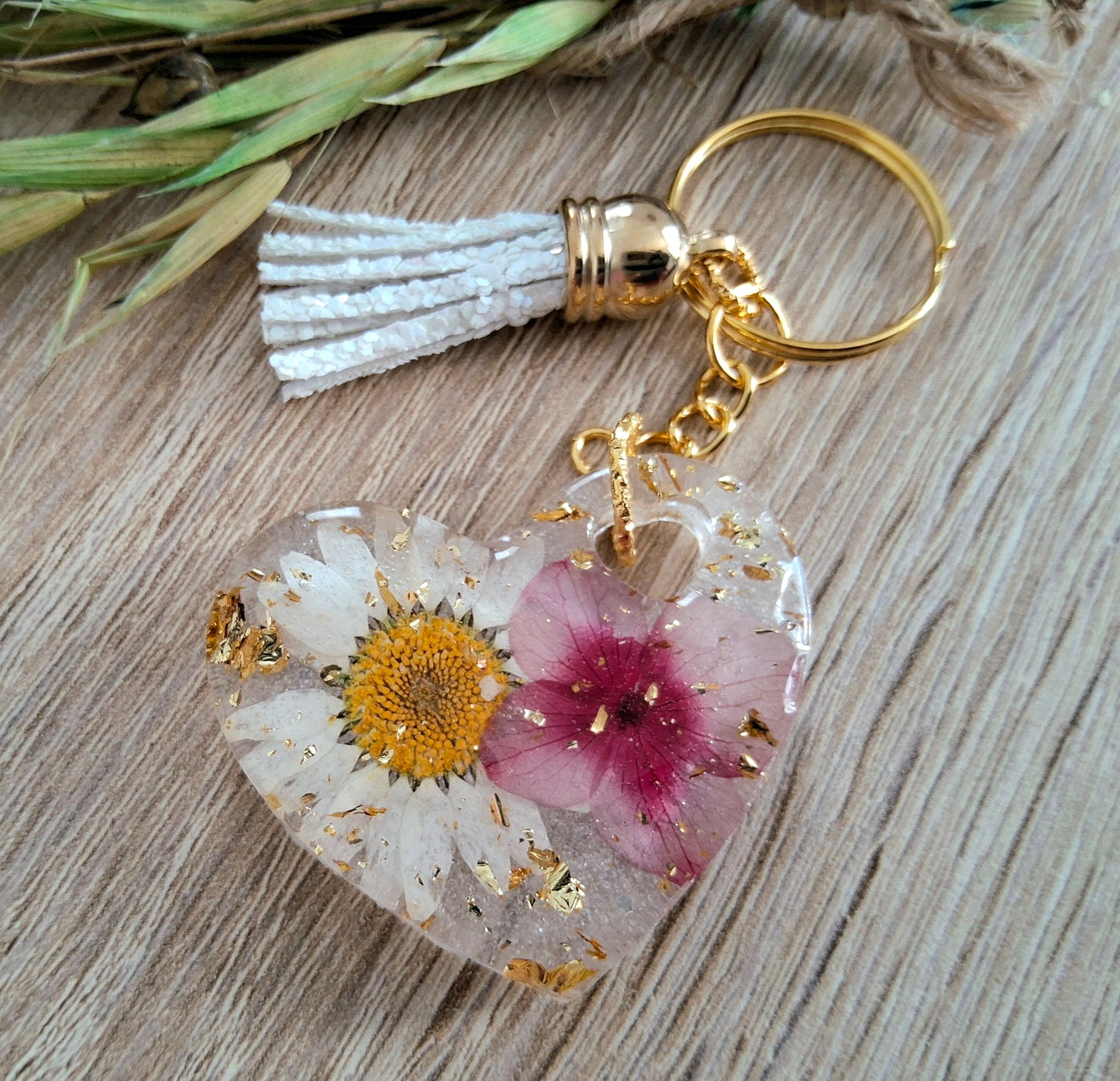 Porte-clés CŒUR FLEURI en résine époxy. Fleurs blanche et mauve, avec feuille d'or - PRETTY RESINE