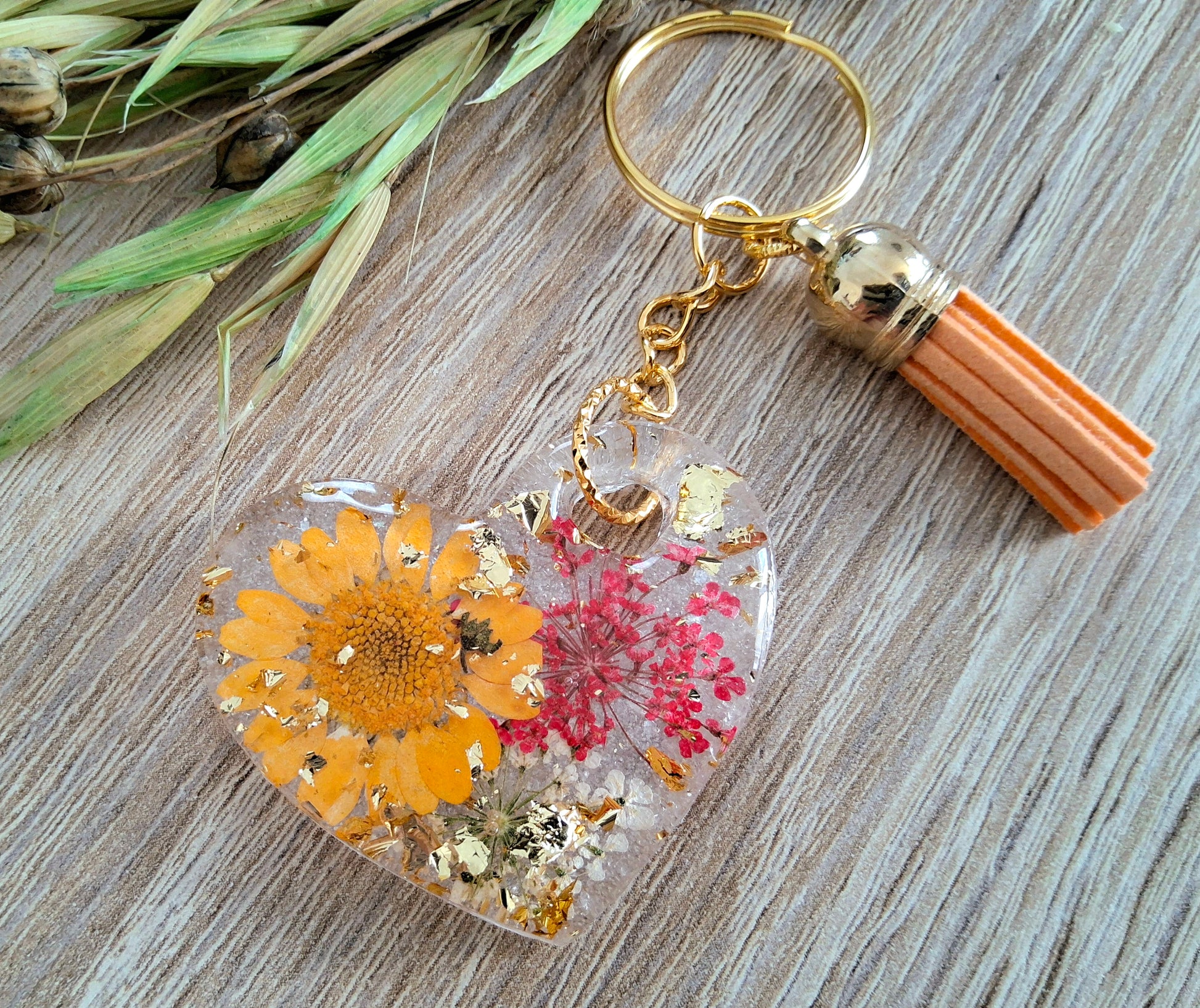 Porte-clés CŒUR FLEURI en résine époxy. Fleurs orange, rouge et blanche , avec feuille d'or - PRETTY RESINE