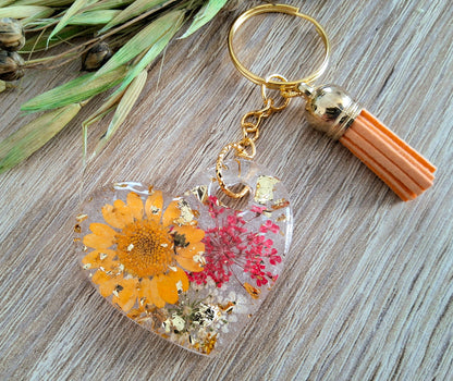 Porte-clés CŒUR FLEURI en résine époxy. Fleurs orange, rouge et blanche , avec feuille d'or - PRETTY RESINE