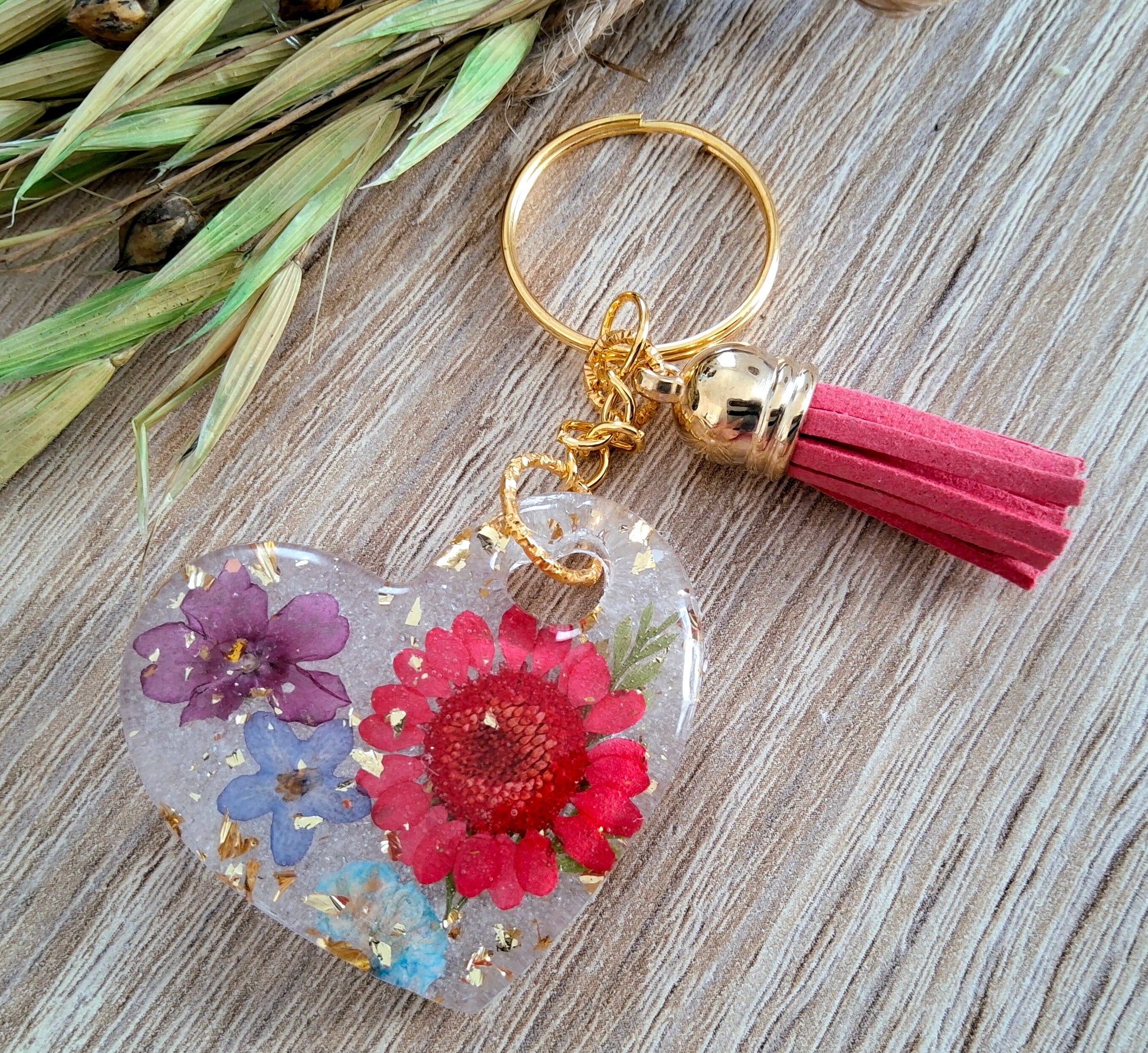 Porte-clés CŒUR FLEURI en résine époxy. Fleurs rouge, violette et bleue, avec feuille d'or - PRETTY RESINE