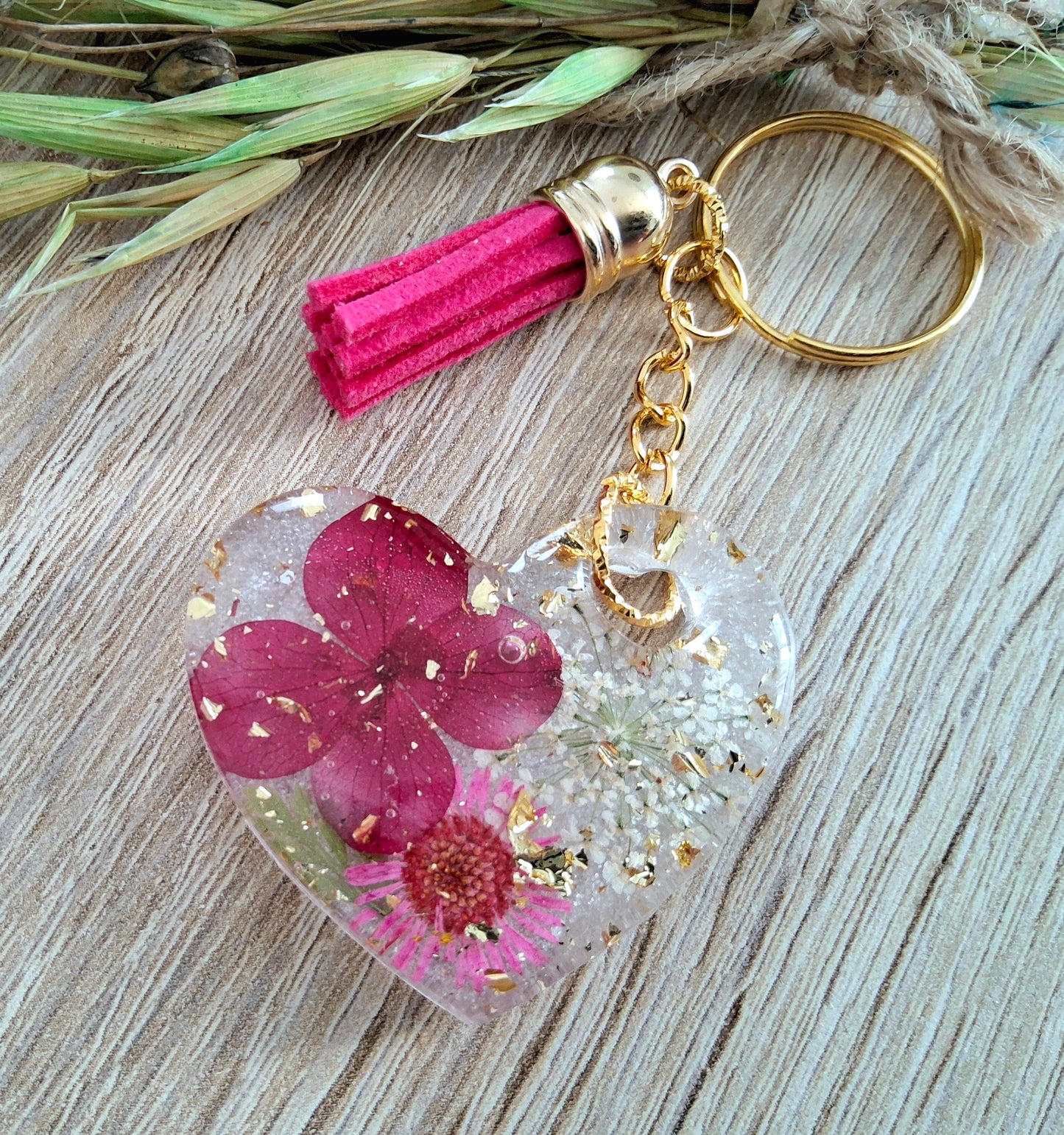 Porte-clés CŒUR FLEURI en résine époxy. Fleurs blanche et violette, avec feuille d'or - PRETTY RESINE