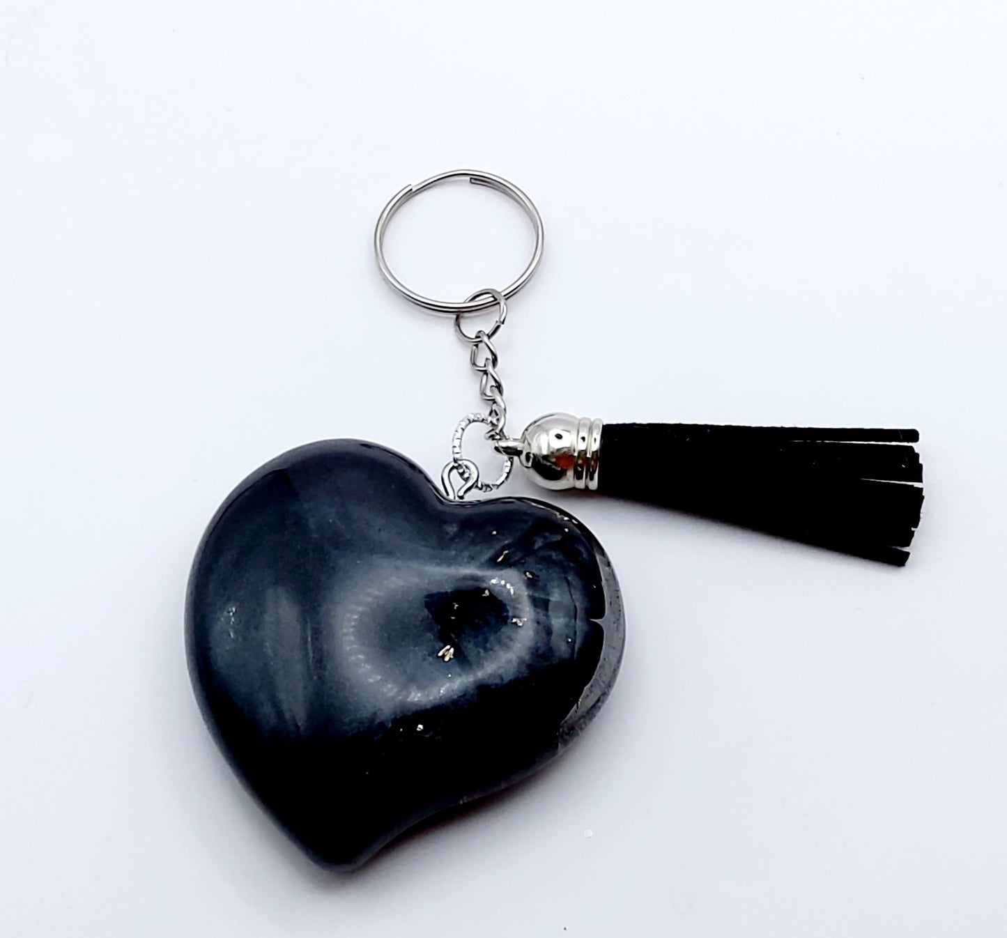 Porte-clés "Gros Coeur" en résine époxy, noir et or. Anneau argenté et pompon gland noir.