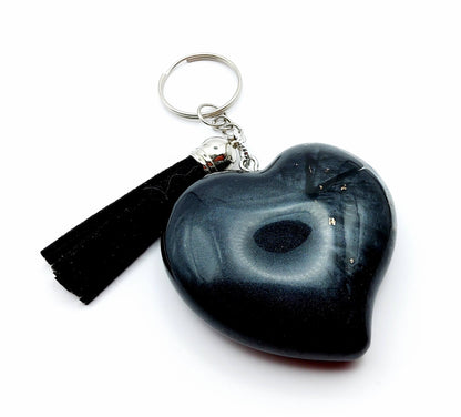 Porte-clés "Gros Coeur" en résine époxy, noir et or. Anneau argenté et pompon gland noir.