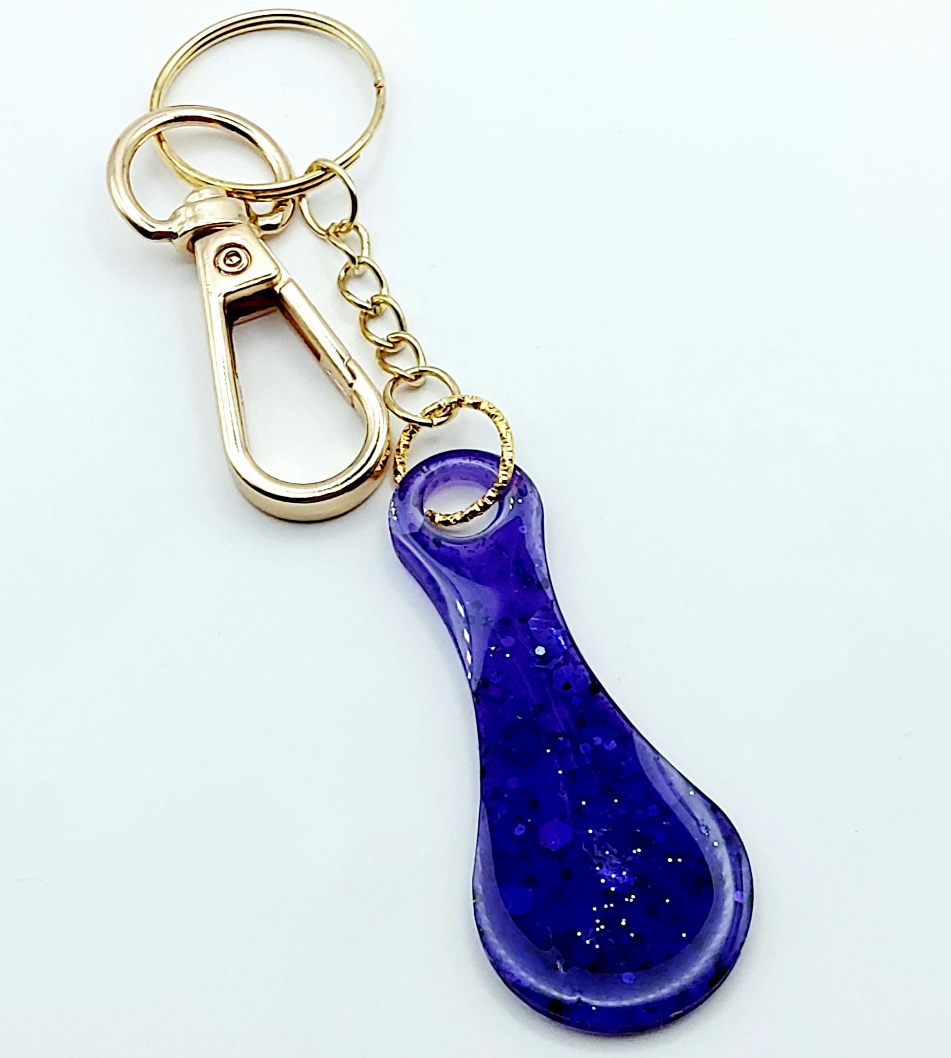 Porte-clés "Jeton de caddie" en résine époxy, violet et paillettes argentées. Anneau et mousqueton dorés. Vue de l'envers.