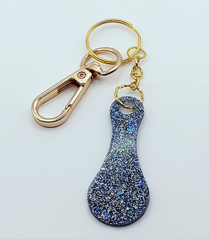 Porte-clés Jeton de caddie en résine époxy, paillettes gris bleu, anneau et mousqueton dorés.