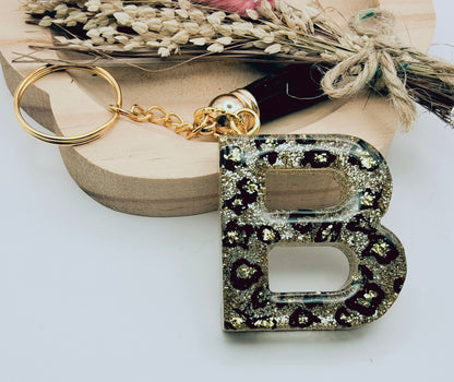 Porte-clés Lettre B en résine époxy. Motif léopard, feuille d'or - PRETTY RESINE