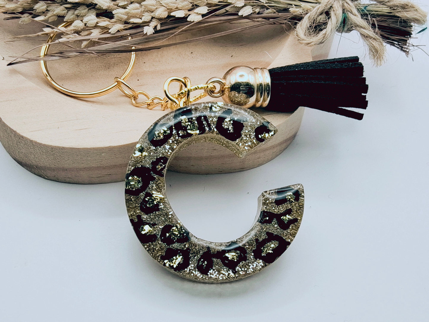 Porte-clés Lettre C en résine époxy. Motif léopard, feuille d'or - PRETTY RESINE