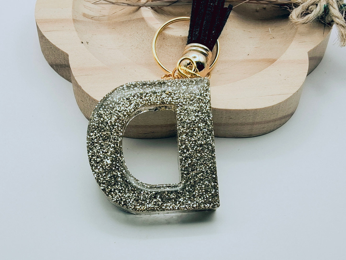 Porte-clés Lettre D en résine époxy. Motif léopard et feuille d'or. Envers - PRETTY RESINE