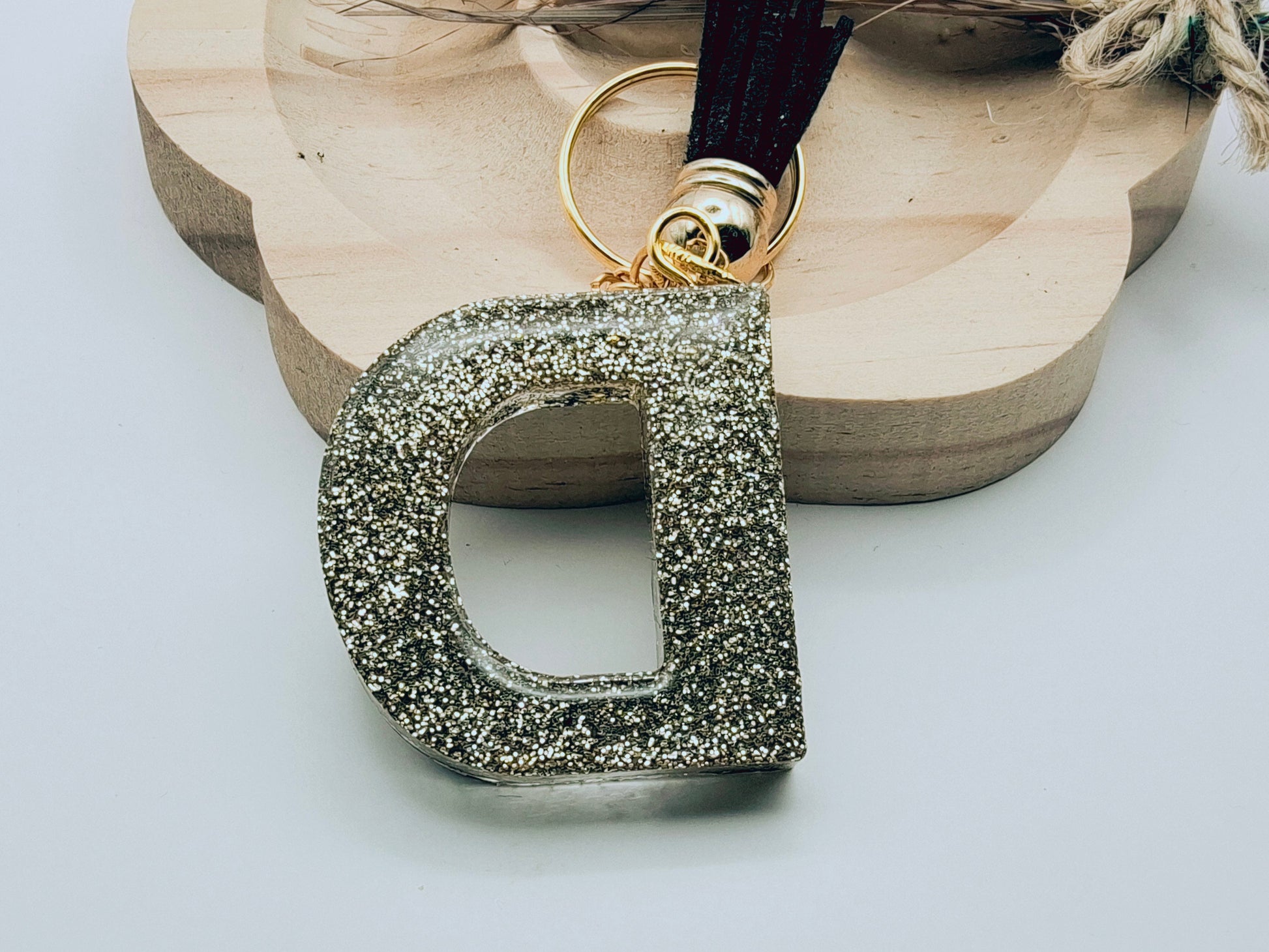 Porte-clés Lettre D en résine époxy. Motif léopard et feuille d'or. Envers - PRETTY RESINE