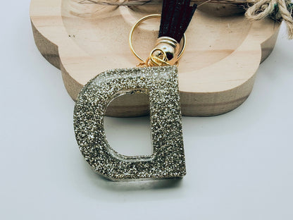 Porte-clés Lettre D en résine époxy. Motif léopard et feuille d'or. Envers - PRETTY RESINE