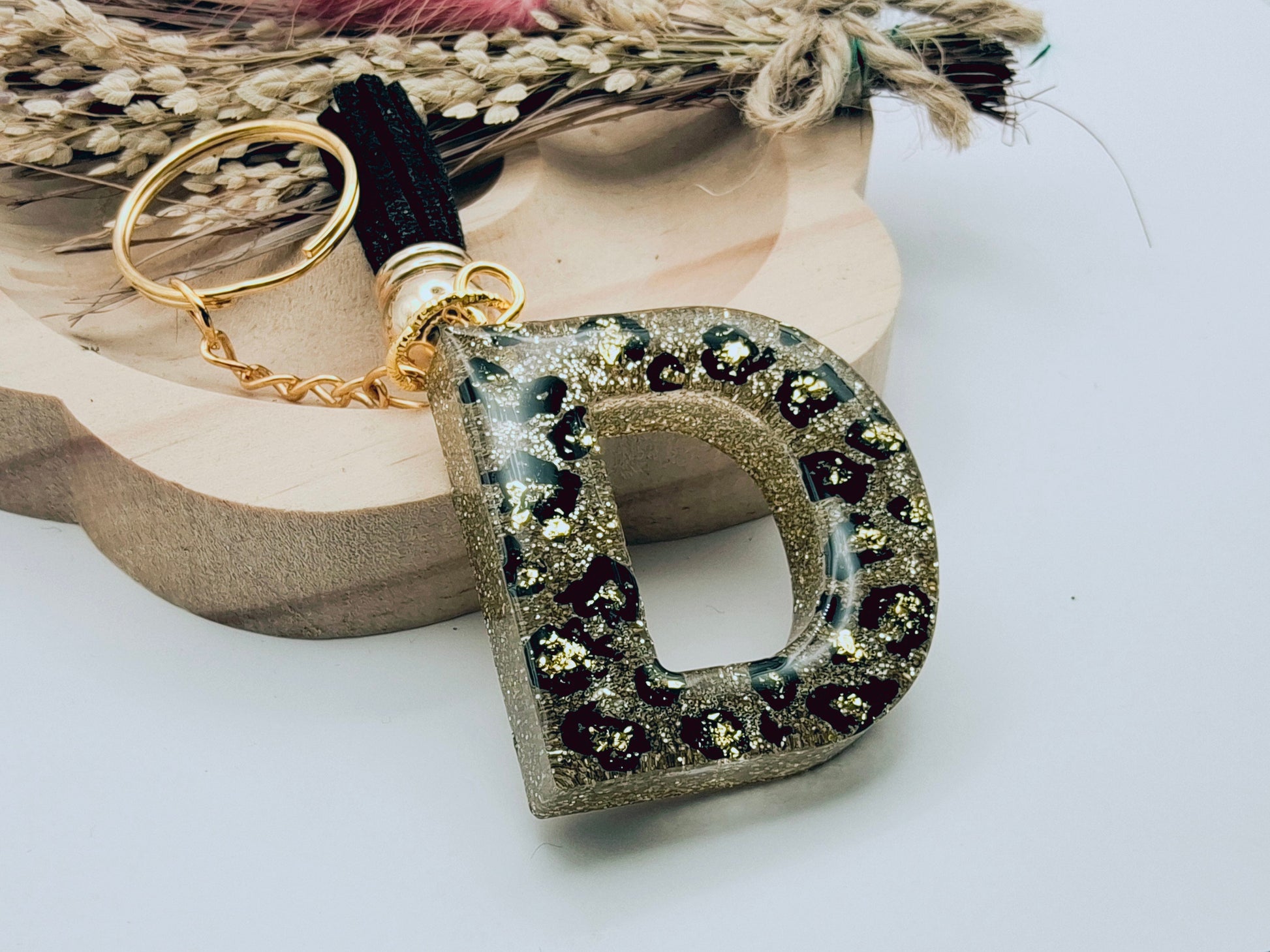 Porte-clés Lettre D en résine époxy. Motif léopard et feuille d'or - PRETTY RESINE