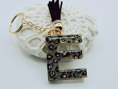 Porte-clés Lettre E en résine époxy. Motif léopard et feuille d'or - PRETTY RESINE