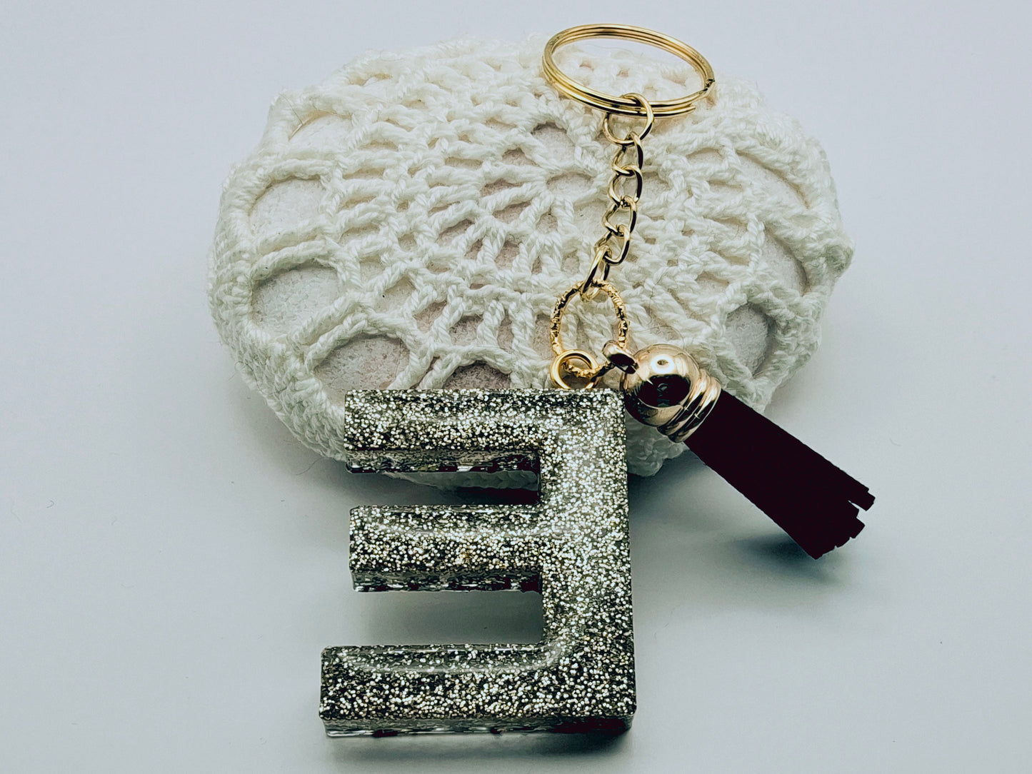 Porte-clés Lettre E en résine époxy. Motif léopard et feuille d'or. Envers - PRETTY RESINE