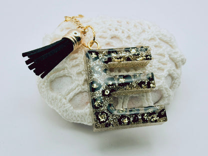Porte-clés Lettre E en résine époxy. Motif léopard et feuille d'or - PRETTY RESINE