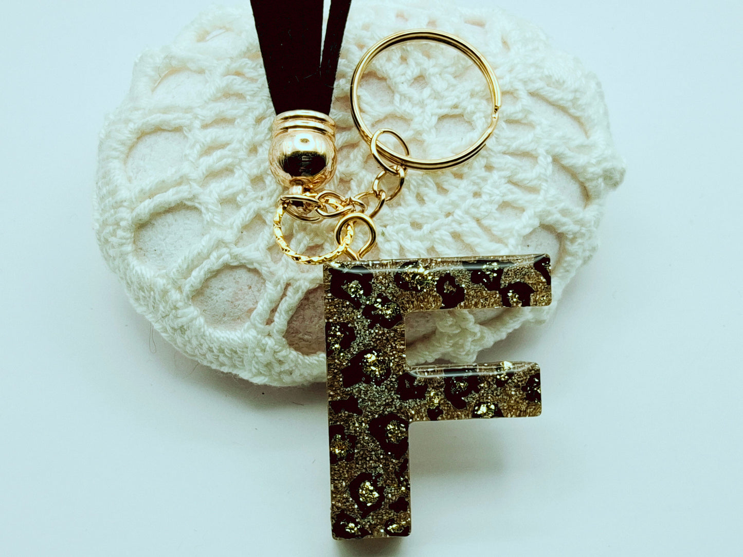 Porte-clés Lettre F en résine époxy. Motif léopard et feuille d'or - PRETTY RESINE