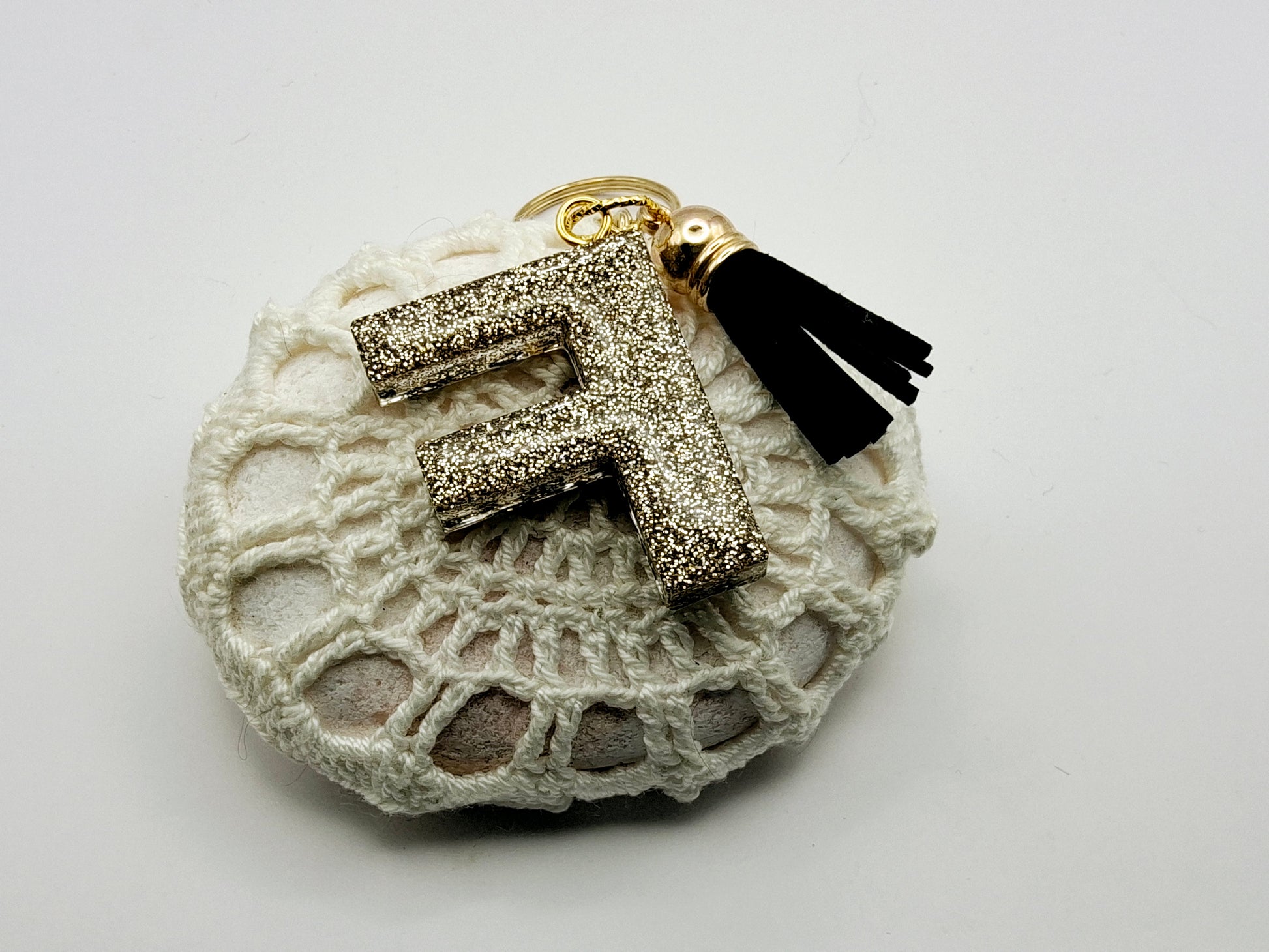 Porte-clés Lettre F en résine époxy. Motif léopard et feuille d'or. Envers - PRETTY RESINE