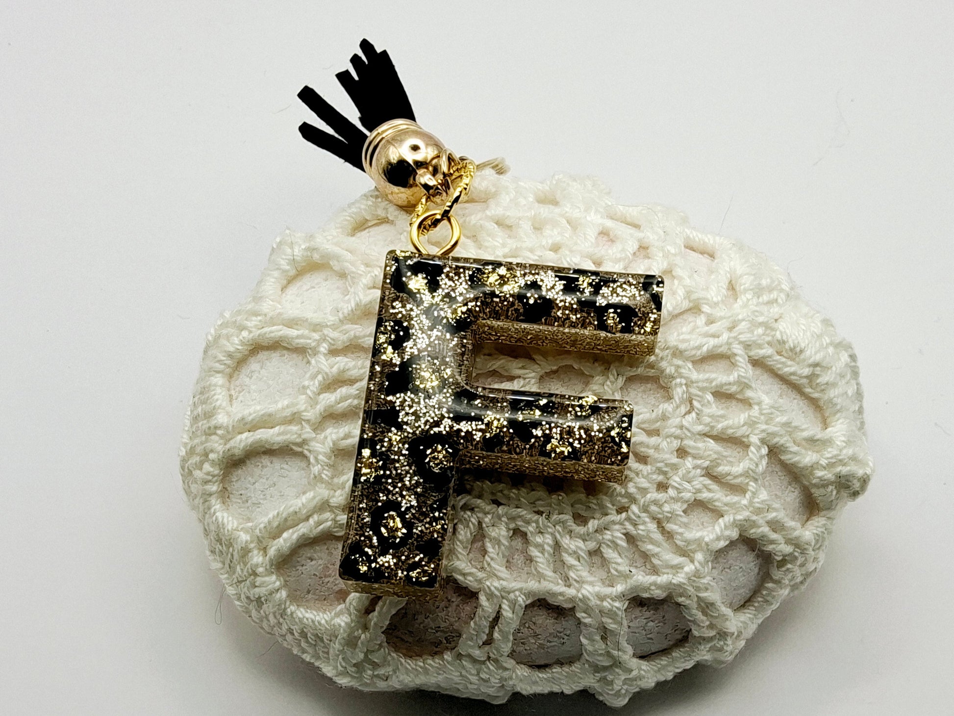 Porte-clés Lettre F en résine époxy. Motif léopard et feuille d'or - PRETTY RESINE