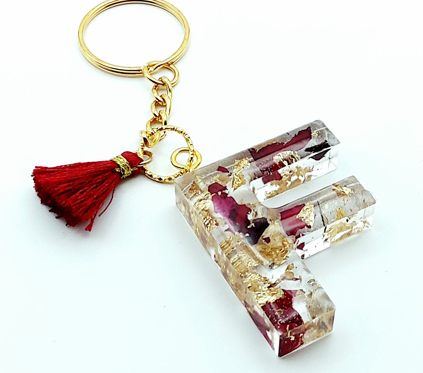 Porte-clés "Lettre F" en résine époxy, Pétales de roses et feuille d'or, petit pompon gland rouge, anneau doré