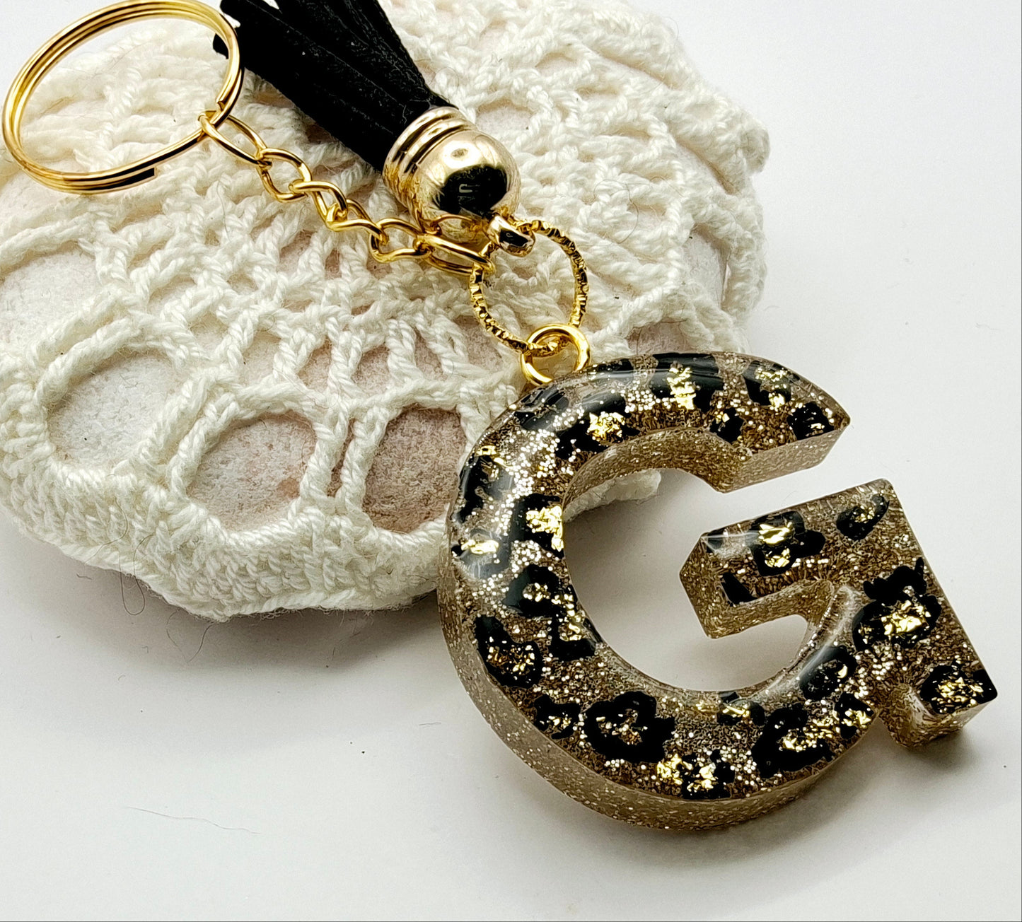 Porte-clés Lettre G en résine époxy. Motif léopard et feuille d'or - PRETTY RESINE