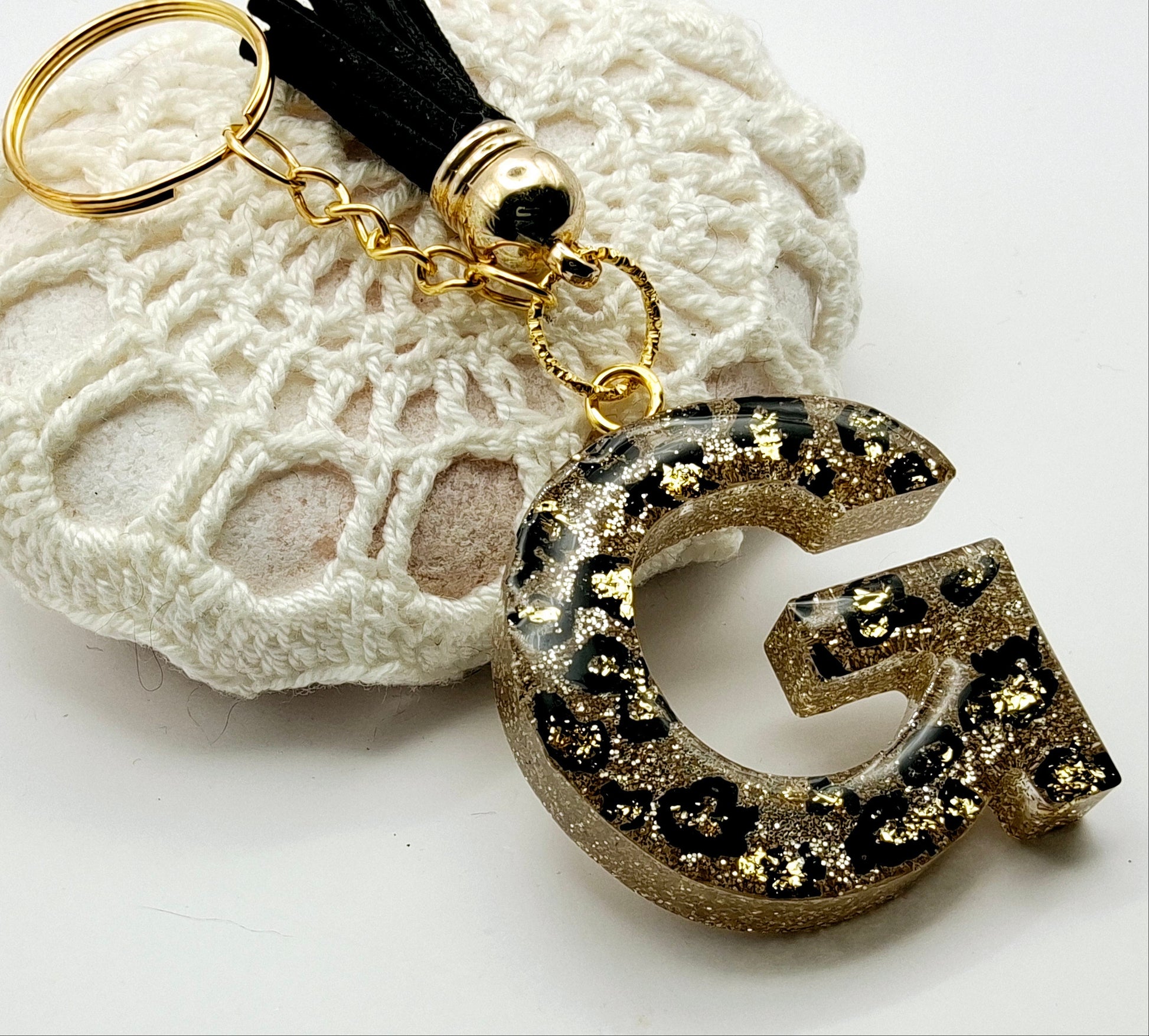 Porte-clés Lettre G en résine époxy. Motif léopard et feuille d'or - PRETTY RESINE