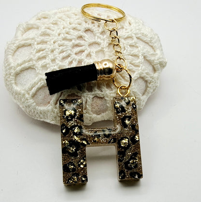 Porte-clés Lettre H en résine époxy. Motif léopard et feuille d'or - PRETTY RESINE