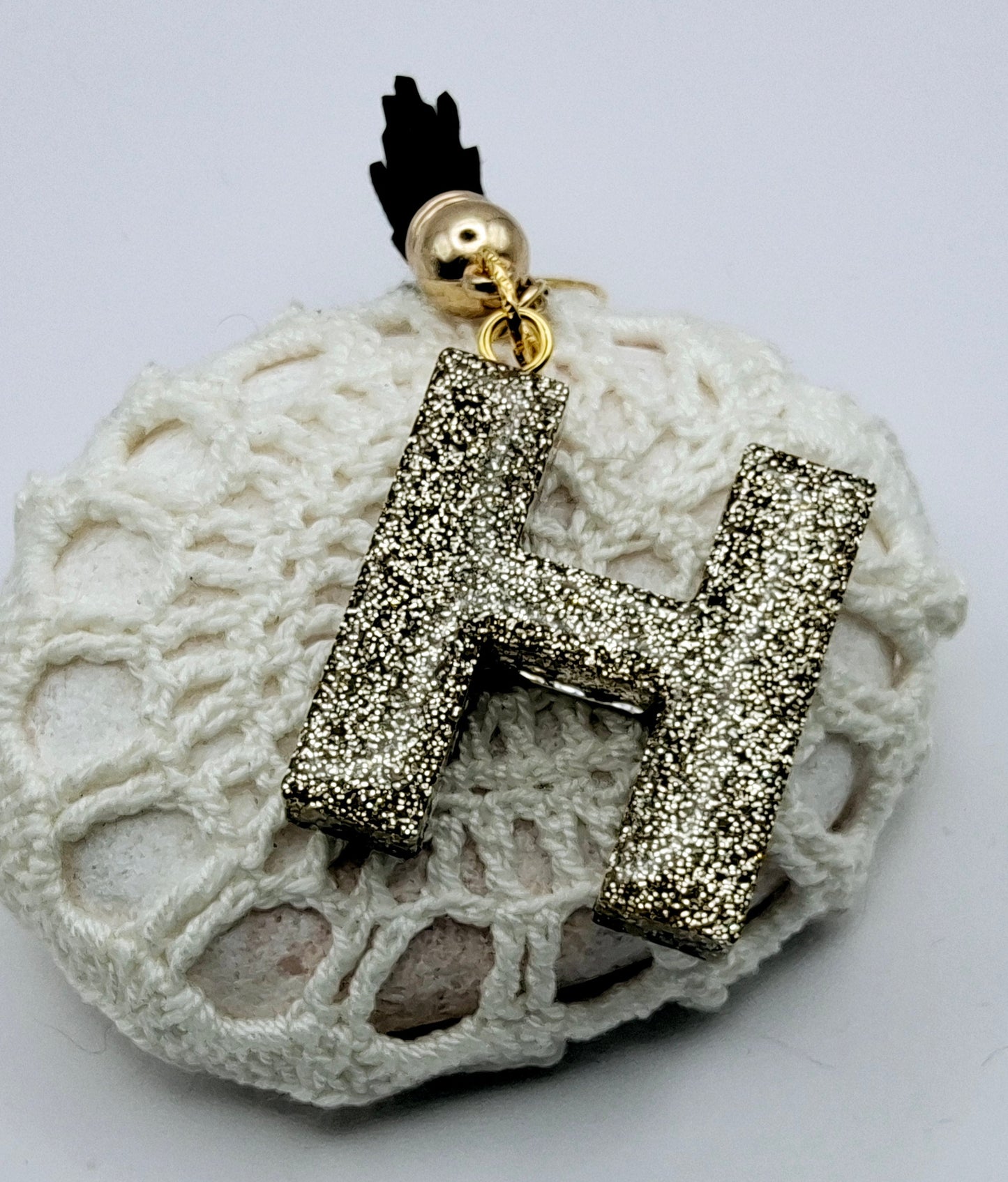 Porte-clés Lettre H en résine époxy. Motif léopard et feuille d'or. Envers - PRETTY RESINE
