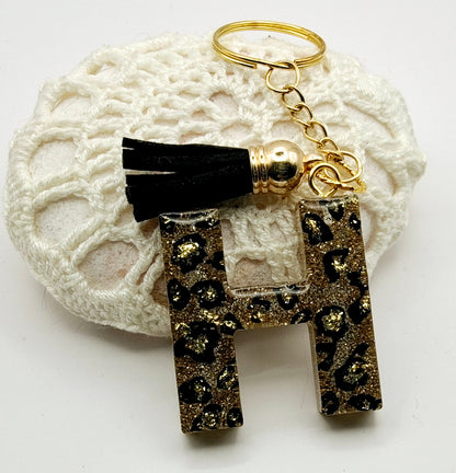 Porte-clés Lettre H en résine époxy. Motif léopard et feuille d'or - PRETTY RESINE