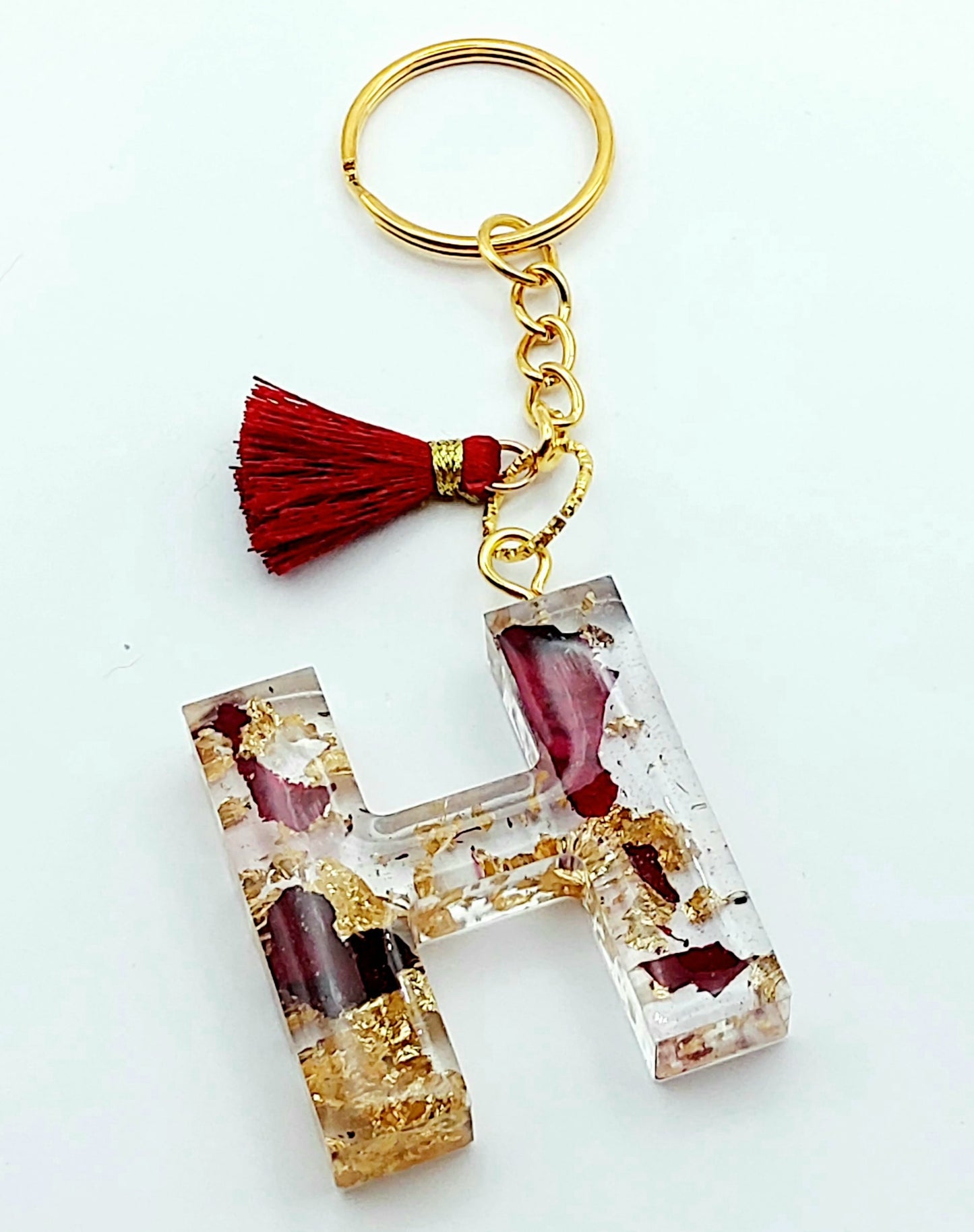 Porte-clés "Lettre H" en résine époxy, pétales de roses et feuille d'or, pompon gland rouge, anneau doré