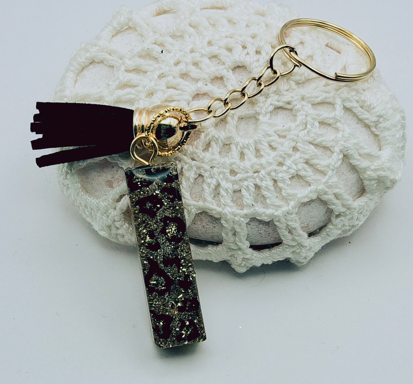 Porte-clés Lettre I en résine époxy. Motif léopard et feuille d'or - PRETTY RESINE
