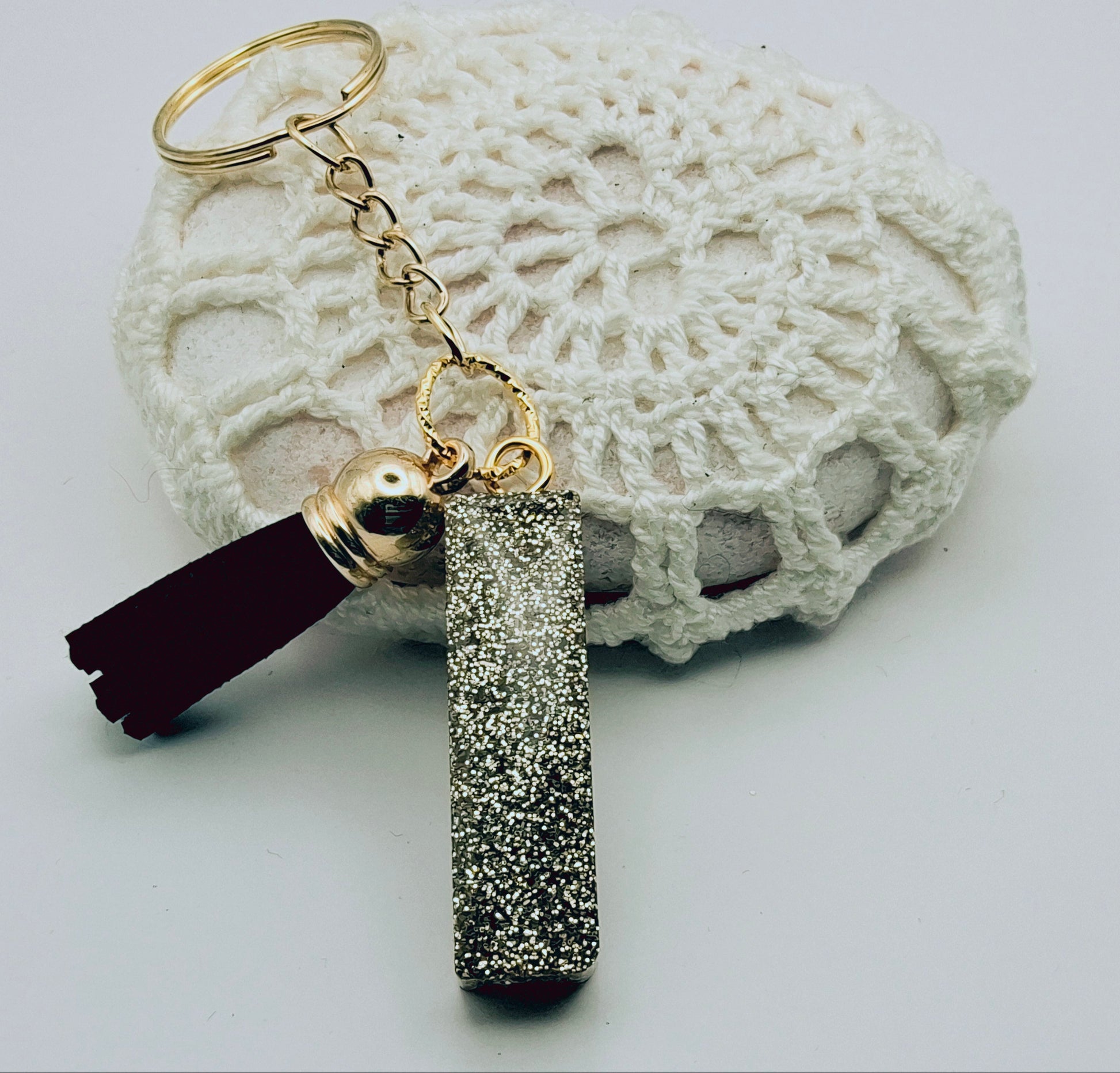 Porte-clés Lettre I en résine époxy. Motif léopard et feuille d'or. Envers - PRETTY RESINE