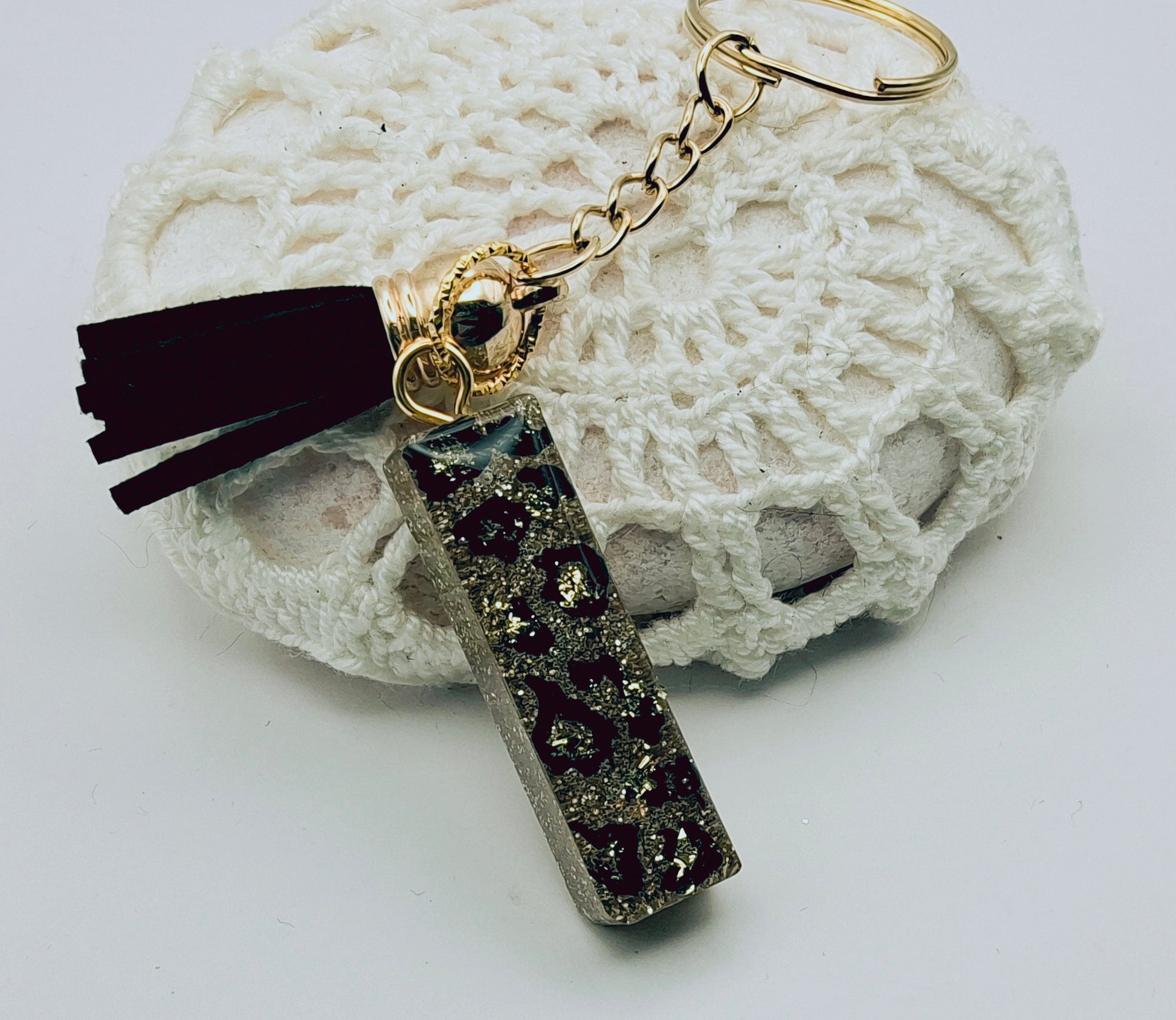 Porte-clés Lettre I en résine époxy. Motif léopard et feuille d'or - PRETTY RESINE