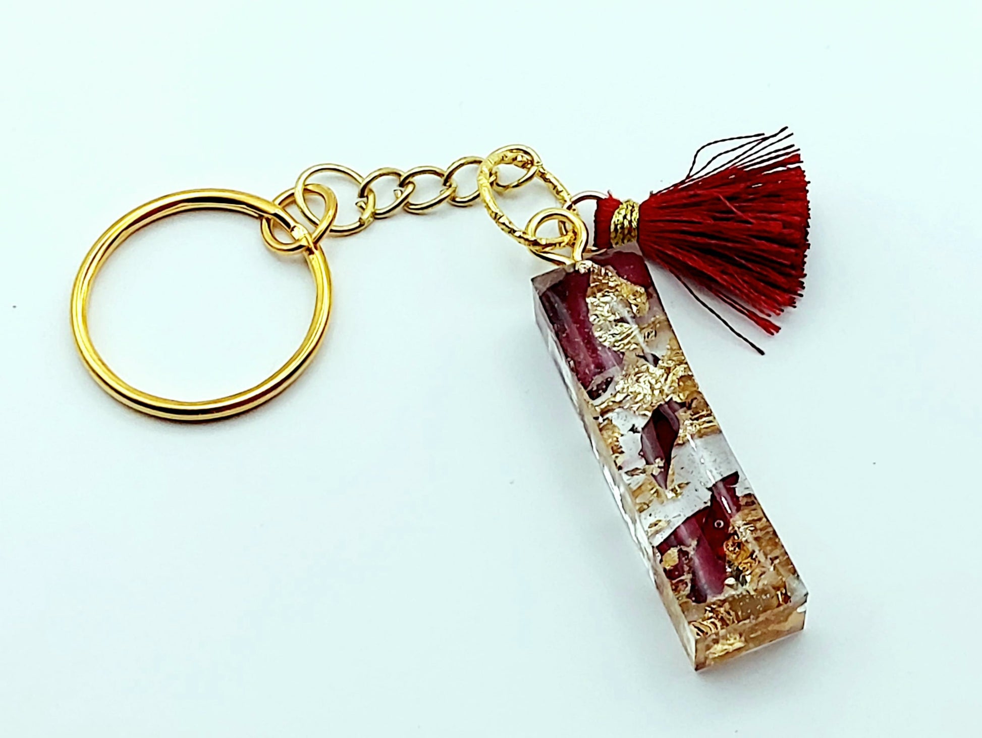 Porte-clés "Lettre I" en résine époxy, pétales de roses et feuille d'or, pompon gland rouge, anneau doré