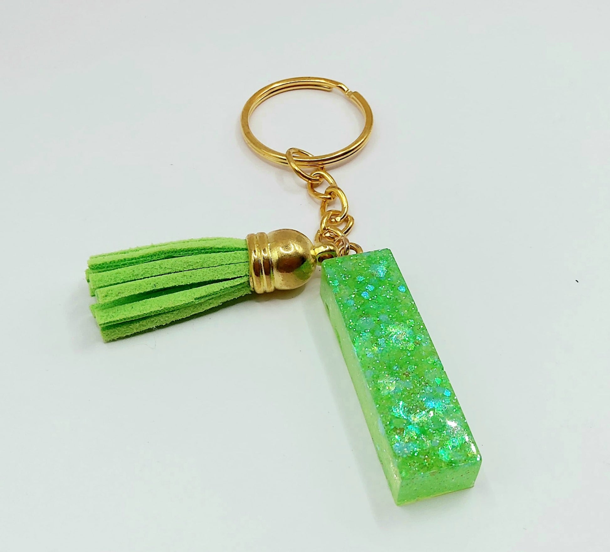 Porte-clés "Lettre I" en résine époxy, paillettes holographiques vertes, pompon gland vert, anneau doré.