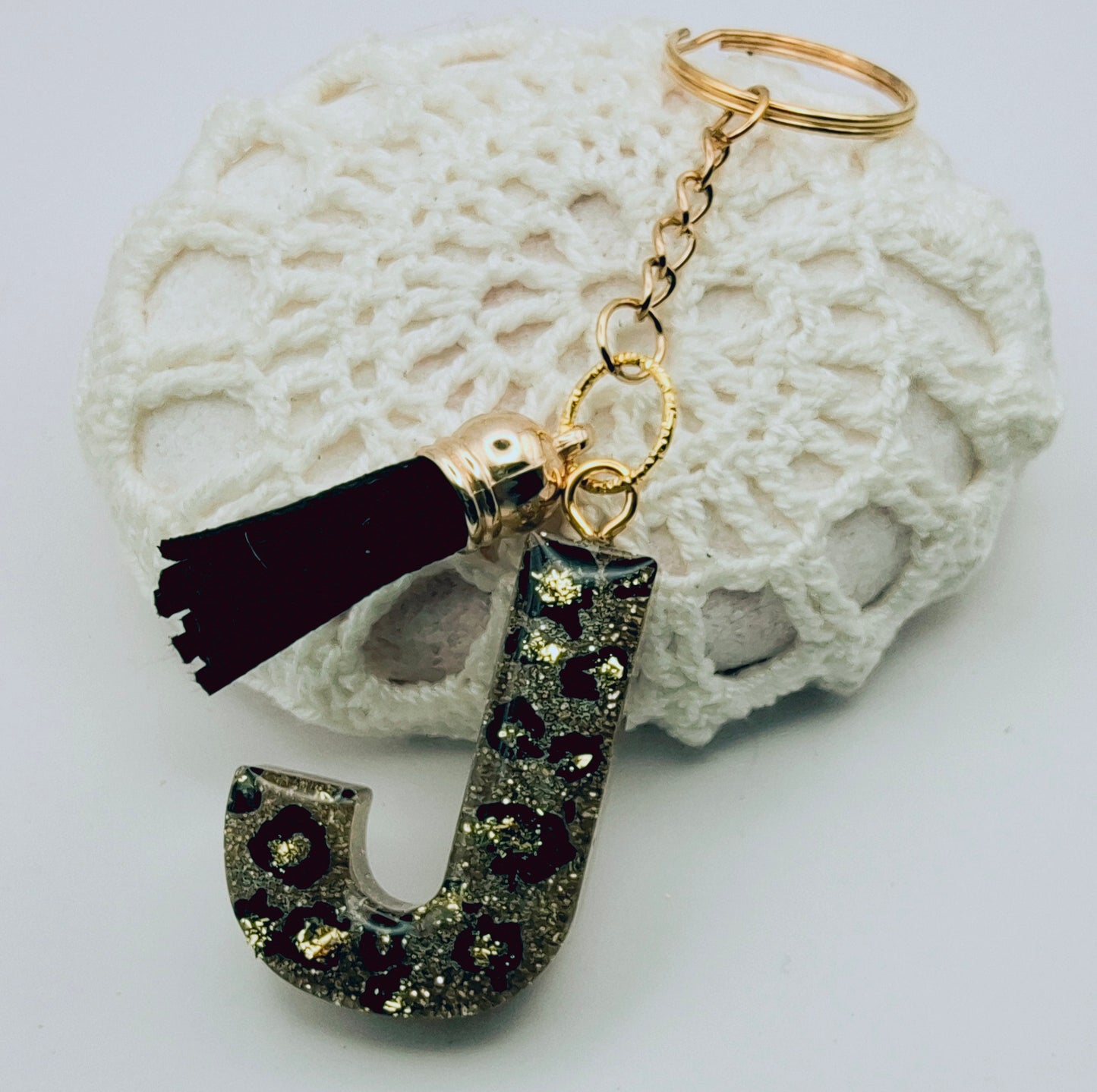 Porte-clés Lettre J en résine époxy. Motif léopard et feuille d'or - PRETTY RESINE